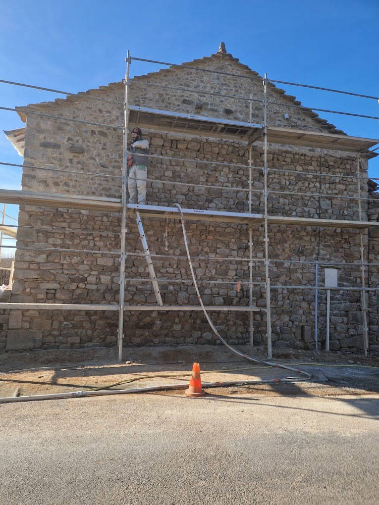 ravalement, d’enduits, de crépis, d’étanchéité et de peinture, sur façades neuves ou anciennes villefranche