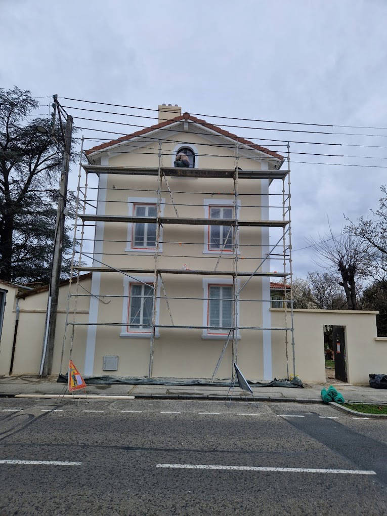 ravalement, d’enduits, de crépis, d’étanchéité et de peinture, sur façades neuves ou anciennes villefranche